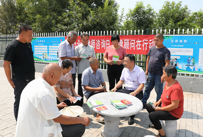 8月24日,在全国律师咨询日到来之际,沾化区各村,社区法律顾问纷纷进村