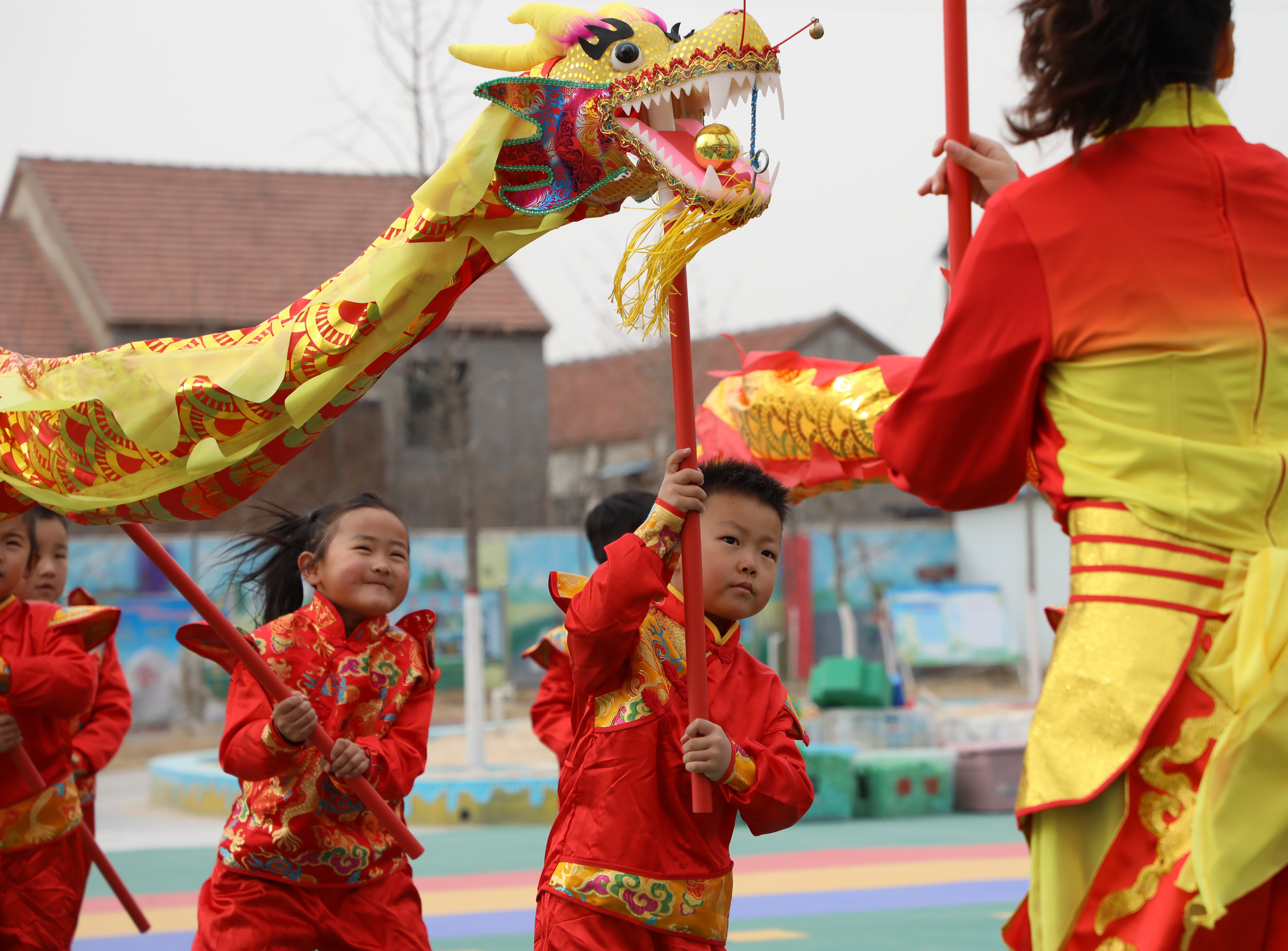 博兴县吕艺镇中心幼儿园二月二龙抬头萌娃舞龙忙