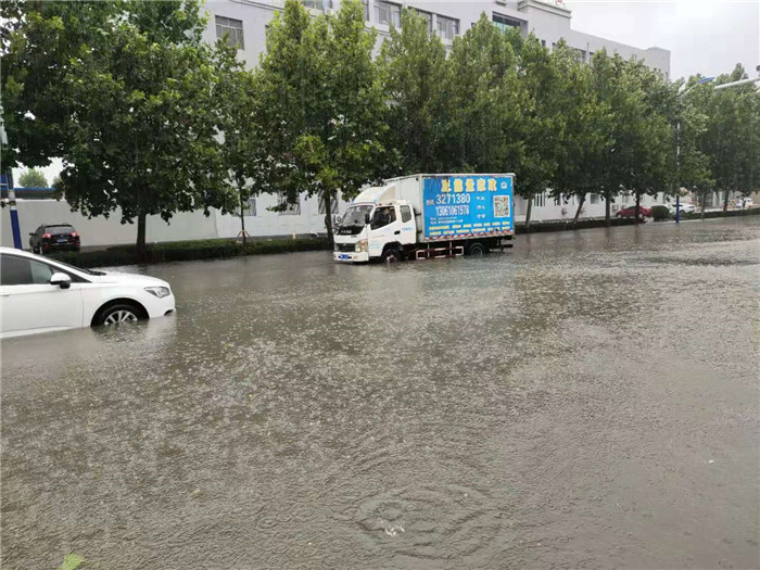 暴雨中车辆被困积水开发区交警推车救助