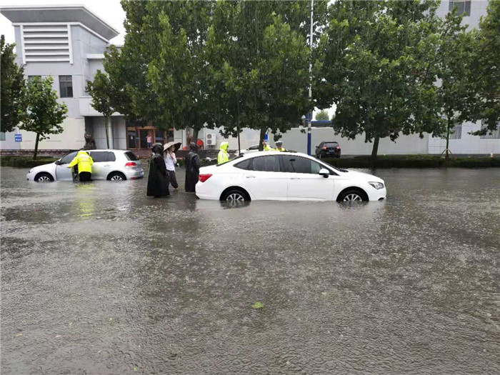 暴雨中车辆被困积水开发区交警推车救助