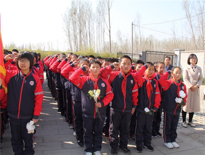 魏桥实验学校清明节祭扫烈士墓祭奠缅怀英烈