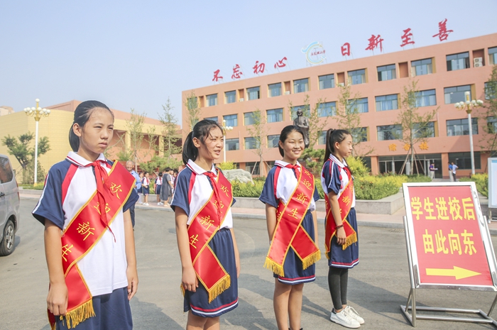 玉龙湖小学新学期四校合一开学第一课是读诗会