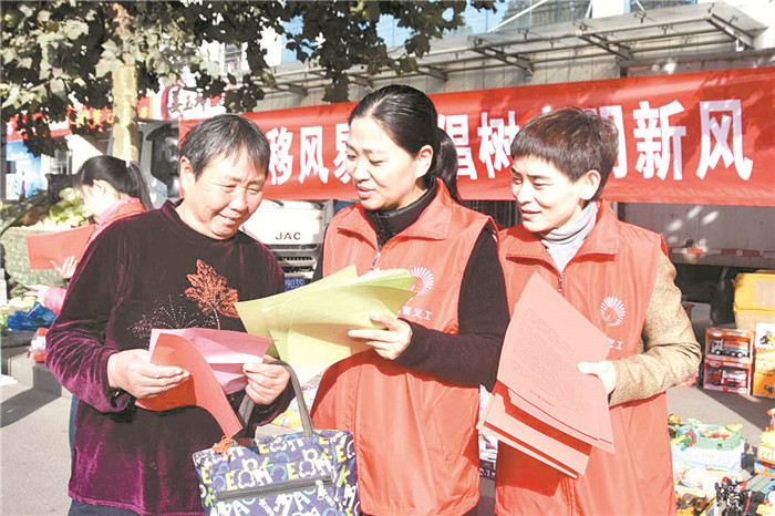 近日,邹平市青阳镇组织机关干部,醴泉义工走上集市,开展移风易俗,倡树