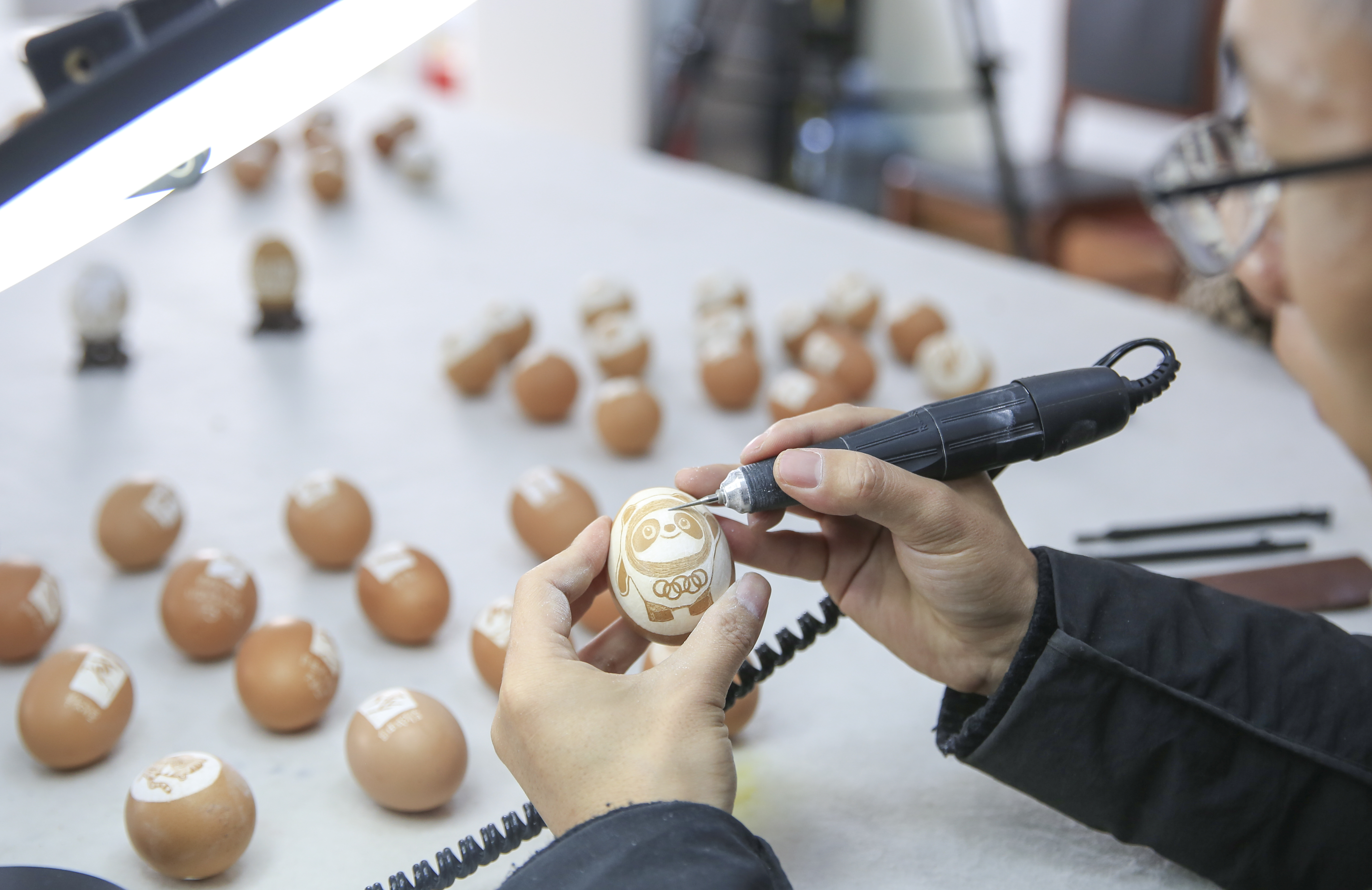 史俊霞等残疾人朋友共同历时一个月,创作完成了冬奥主题系列蛋雕作品