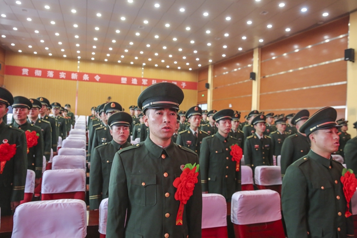 武警滨州支队13名老兵退役返乡