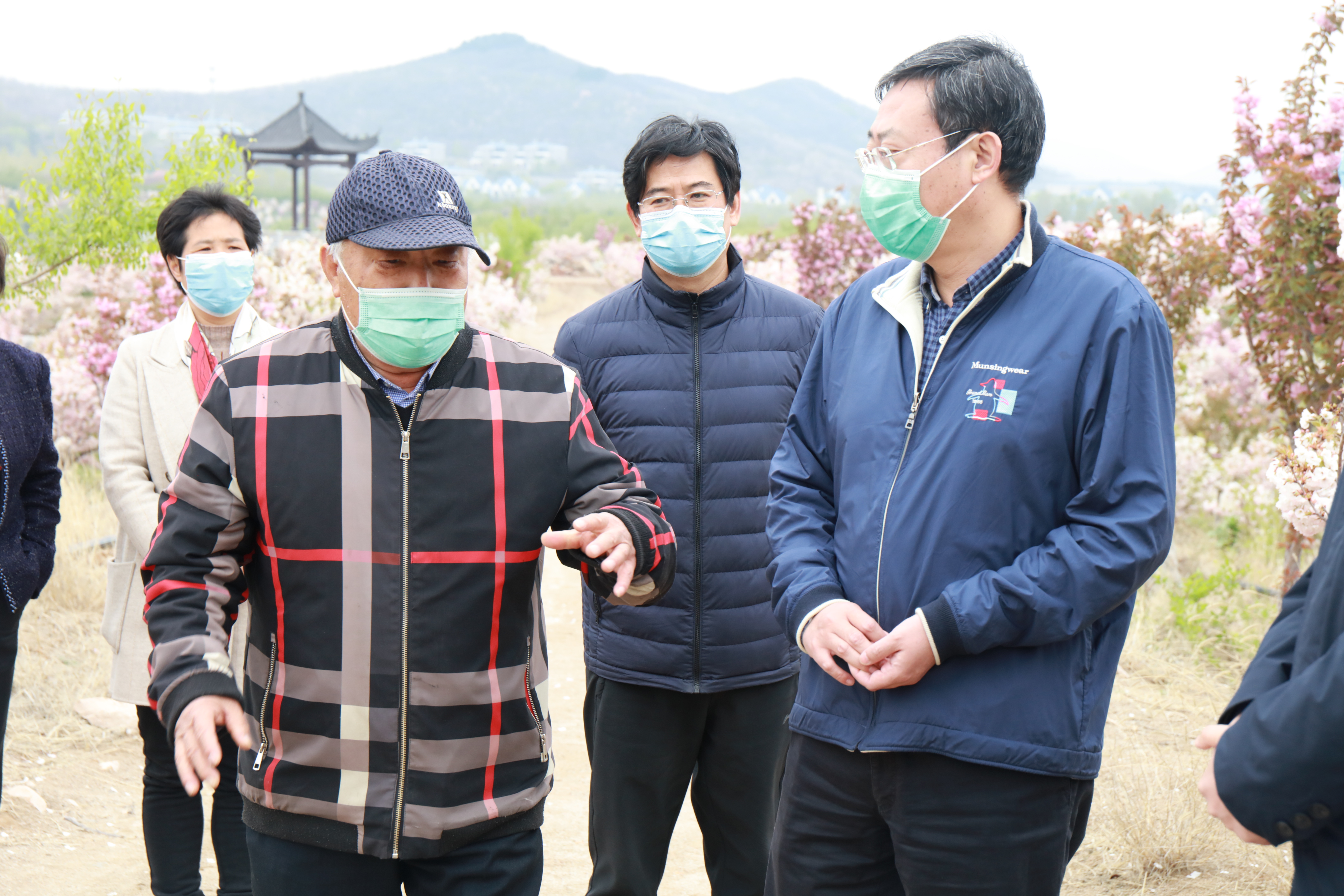 颜景江就景区招商引资在景区建立影视基地向领导请教,张鲲指出深入