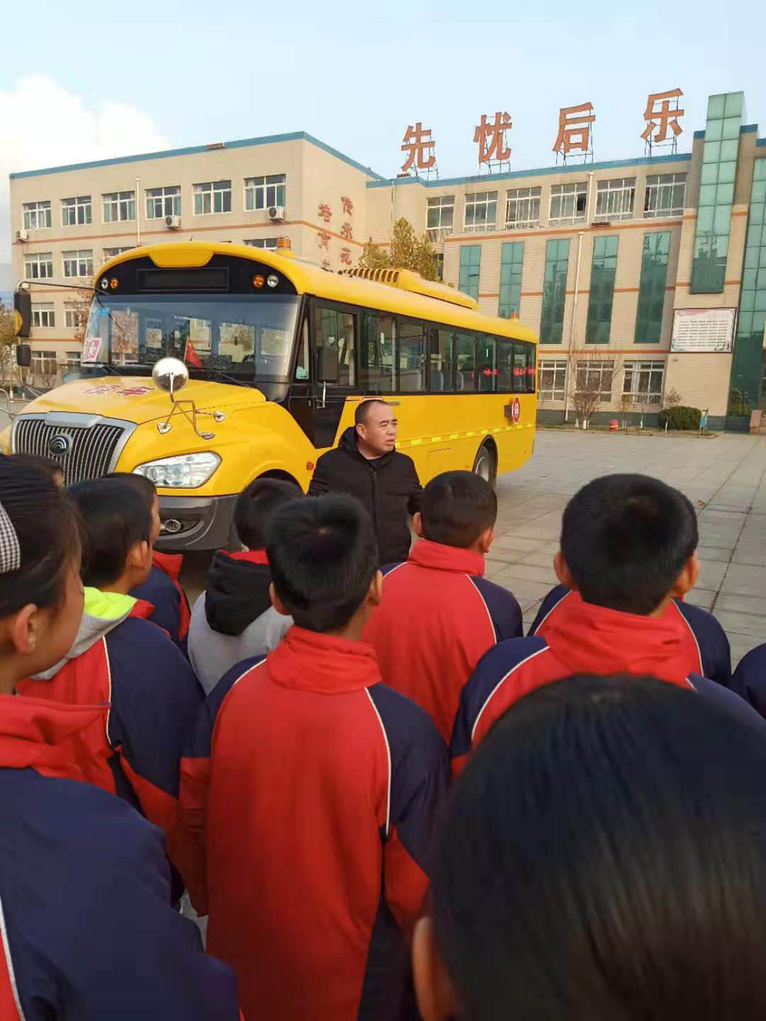 长山镇范公小学图片