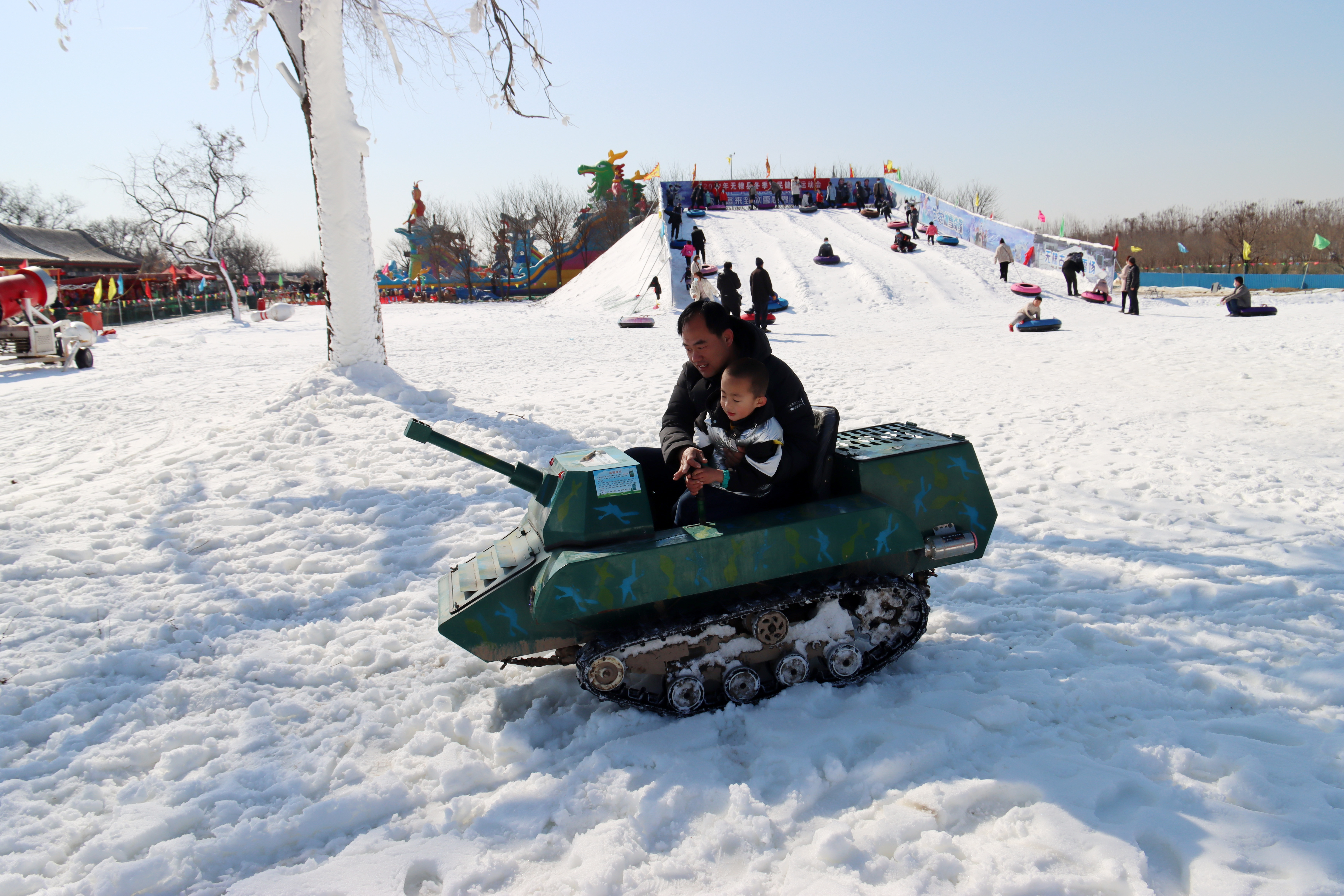 滨州日报/滨州网讯 月18日,游客在无棣县古城滑雪场滑雪.