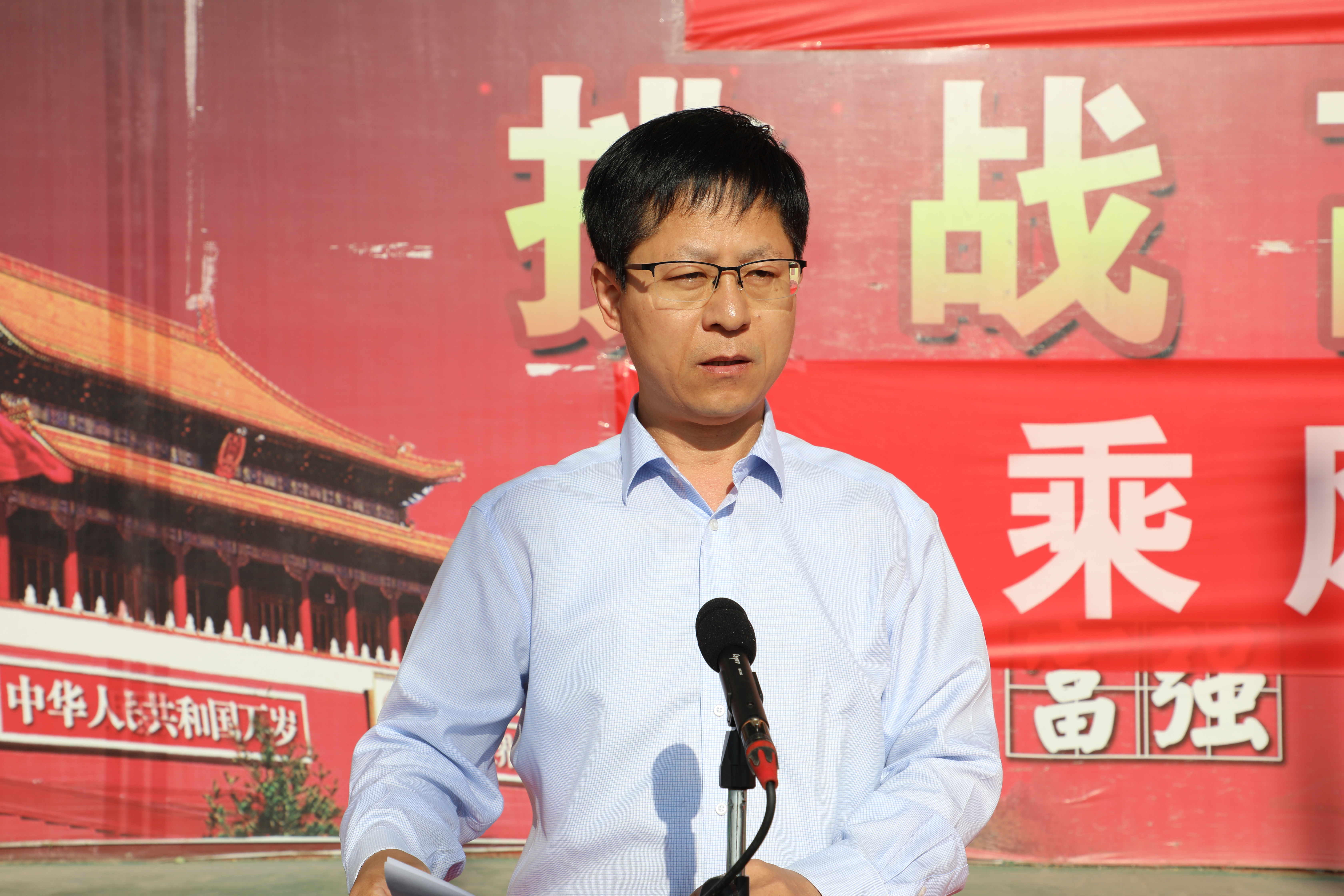 随后,高三学生周远迅代表全体高三学子向老师及学弟学妹们表达了感谢
