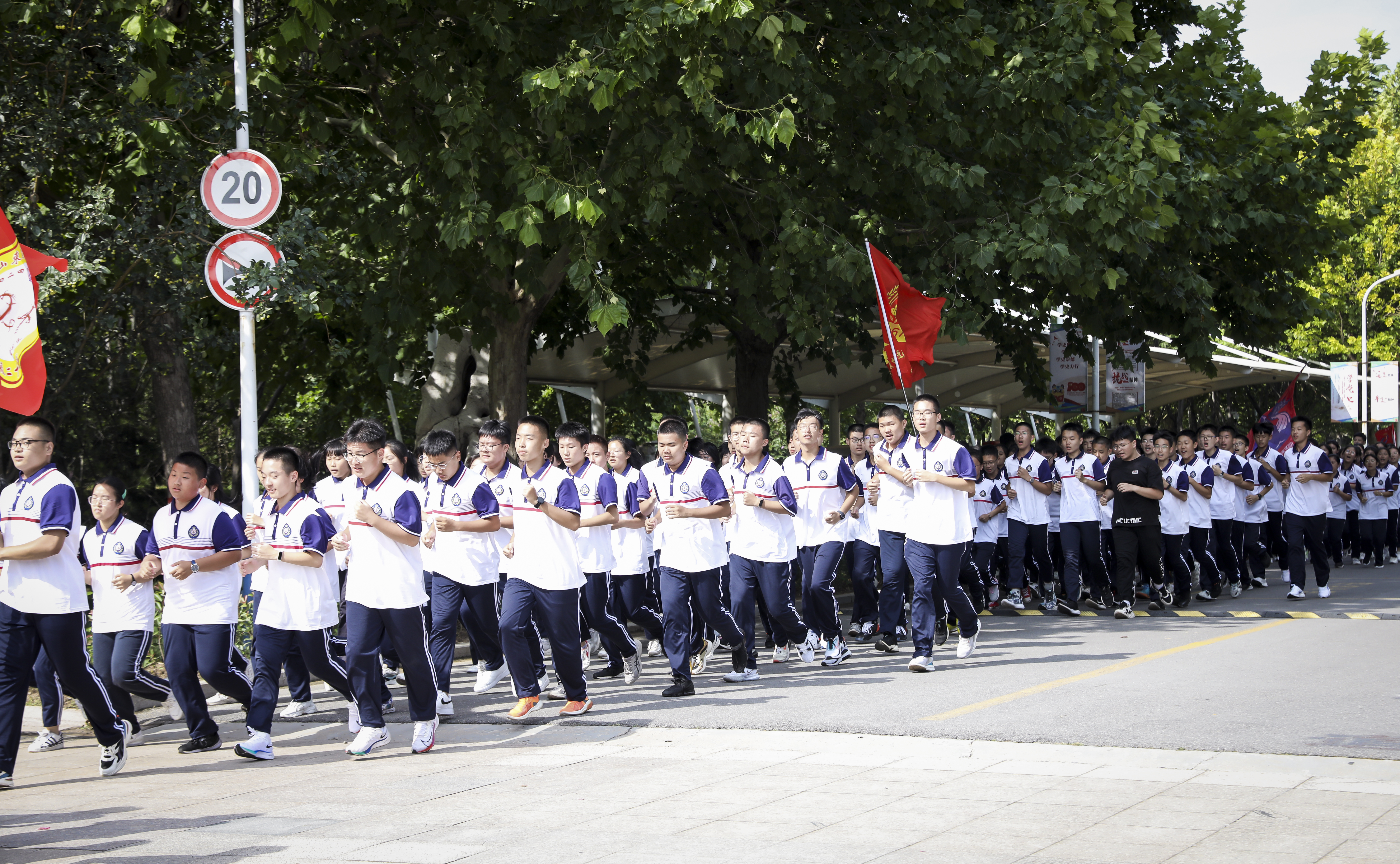 北镇中学高一新生课间跑操.