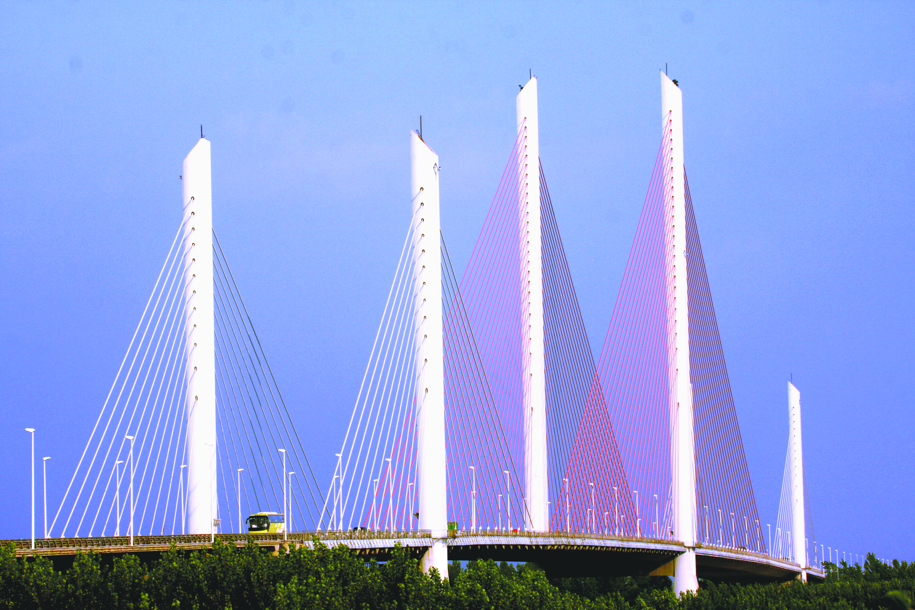 长深高速滨州黄河公路大桥：黄河上的第一座三塔斜拉桥