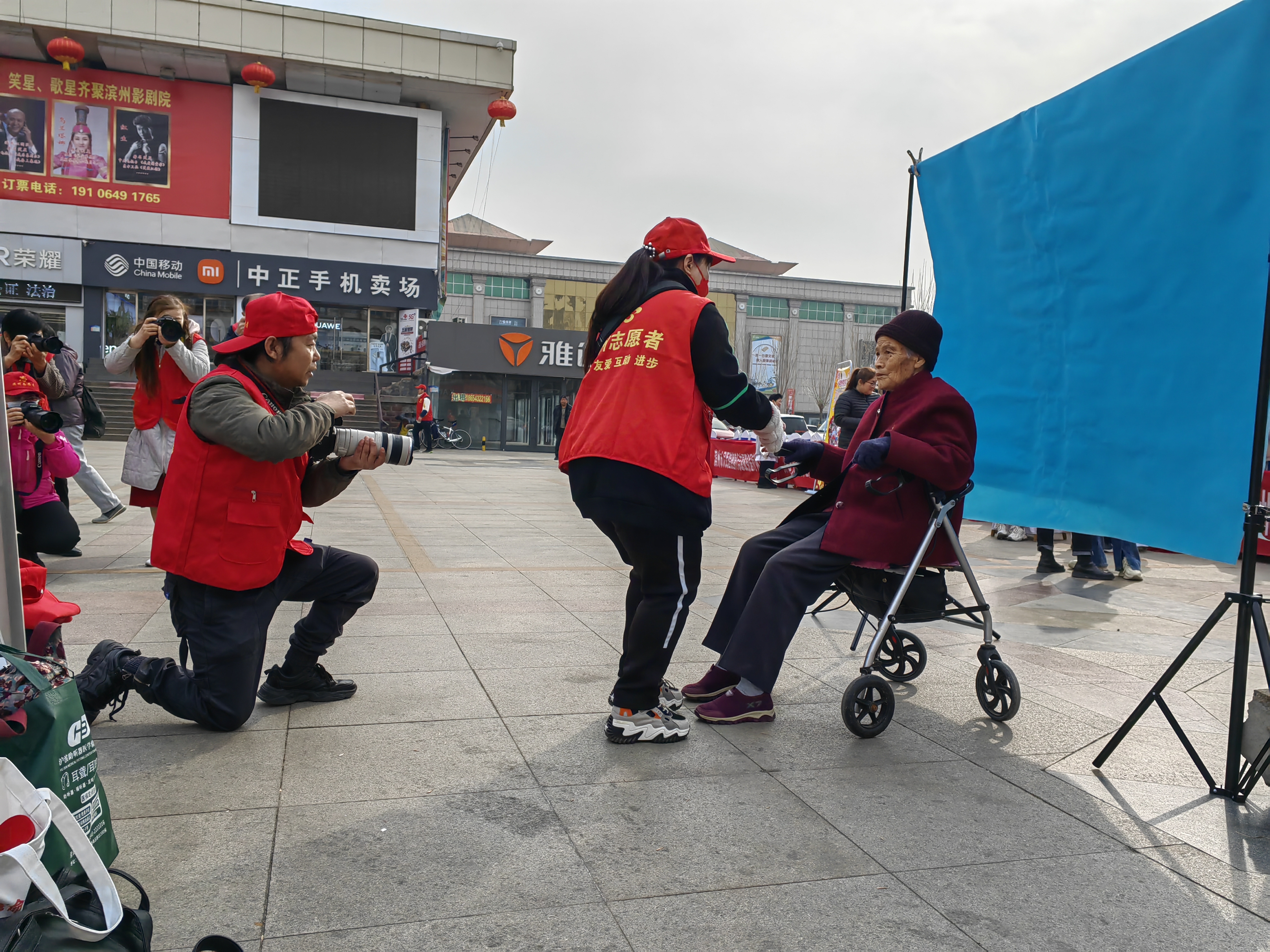 濱州攝影志愿者“學雷鋒”為老志愿服務“春暖銀灰”在行動