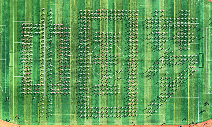 近千名太极拳爱好者摆出"中国梦"的队形.(记者 李默 摄影)