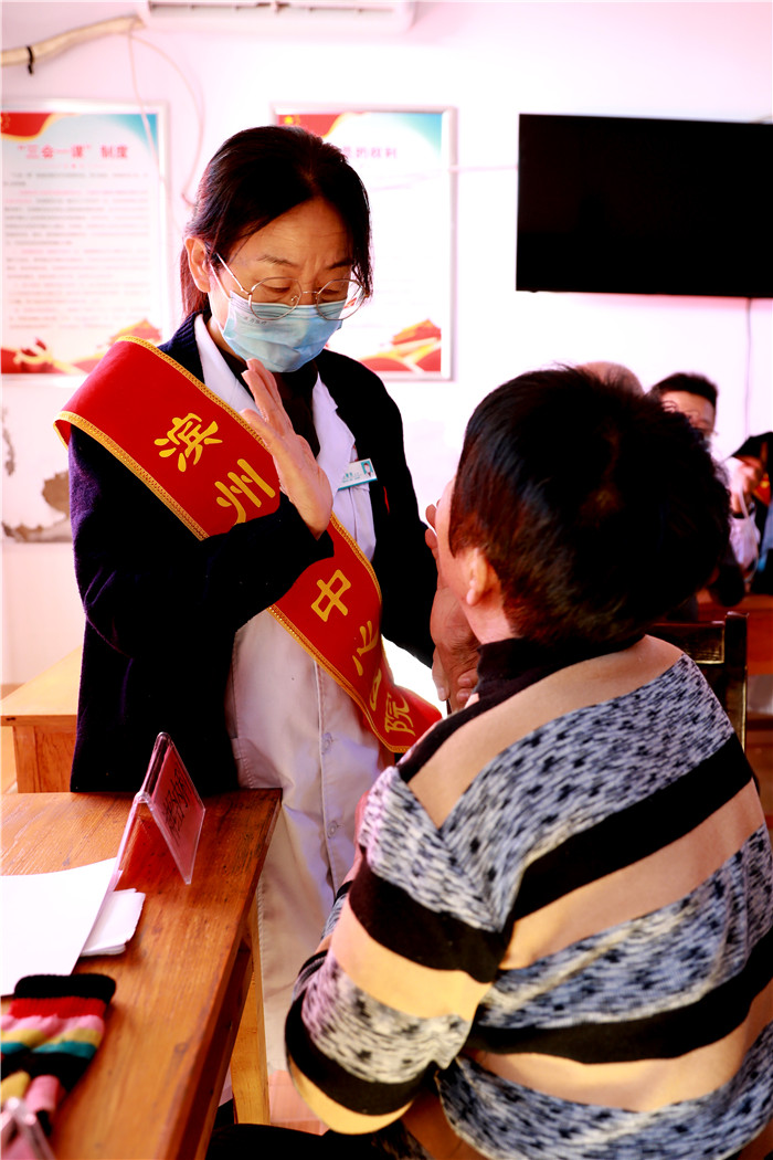 神经内科主任医师杨淑珍检查患者病情.