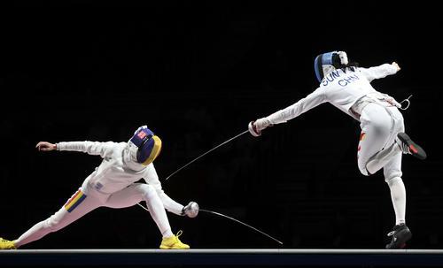 一道剑光闪过东京的夜空,在奥运击剑赛场刻下一段属于中国美女剑客的