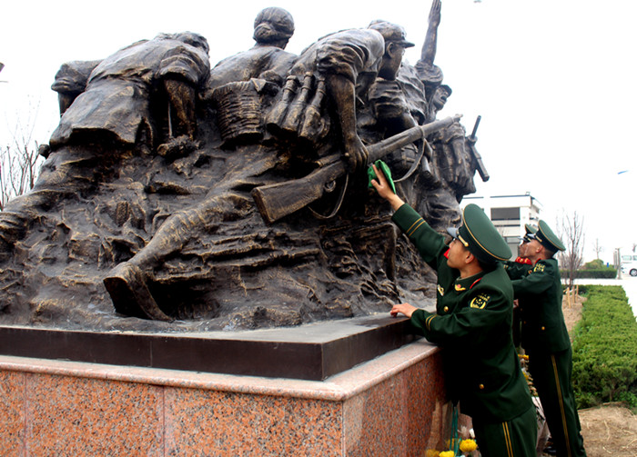 无棣中队官兵擦拭雕塑邹平中队战士擦拭雕像各县武警中队也分别组织了