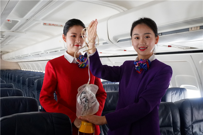 在波音737上当机长做空姐滨州学院学生登机模拟过足瘾