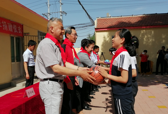 乒乓球拍各20個,羽毛球,乒乓球200多個,5月31日,沾化區下窪鎮曹廟小學