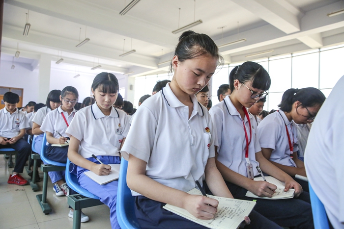 滨州市老年大学走进三河湖实验学校开展传承红色基因主题教育活动