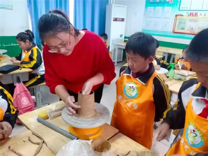 刘晨芳介绍,下一步张集小学将扩大泥塑教师力量,聘请校外专业老师指导