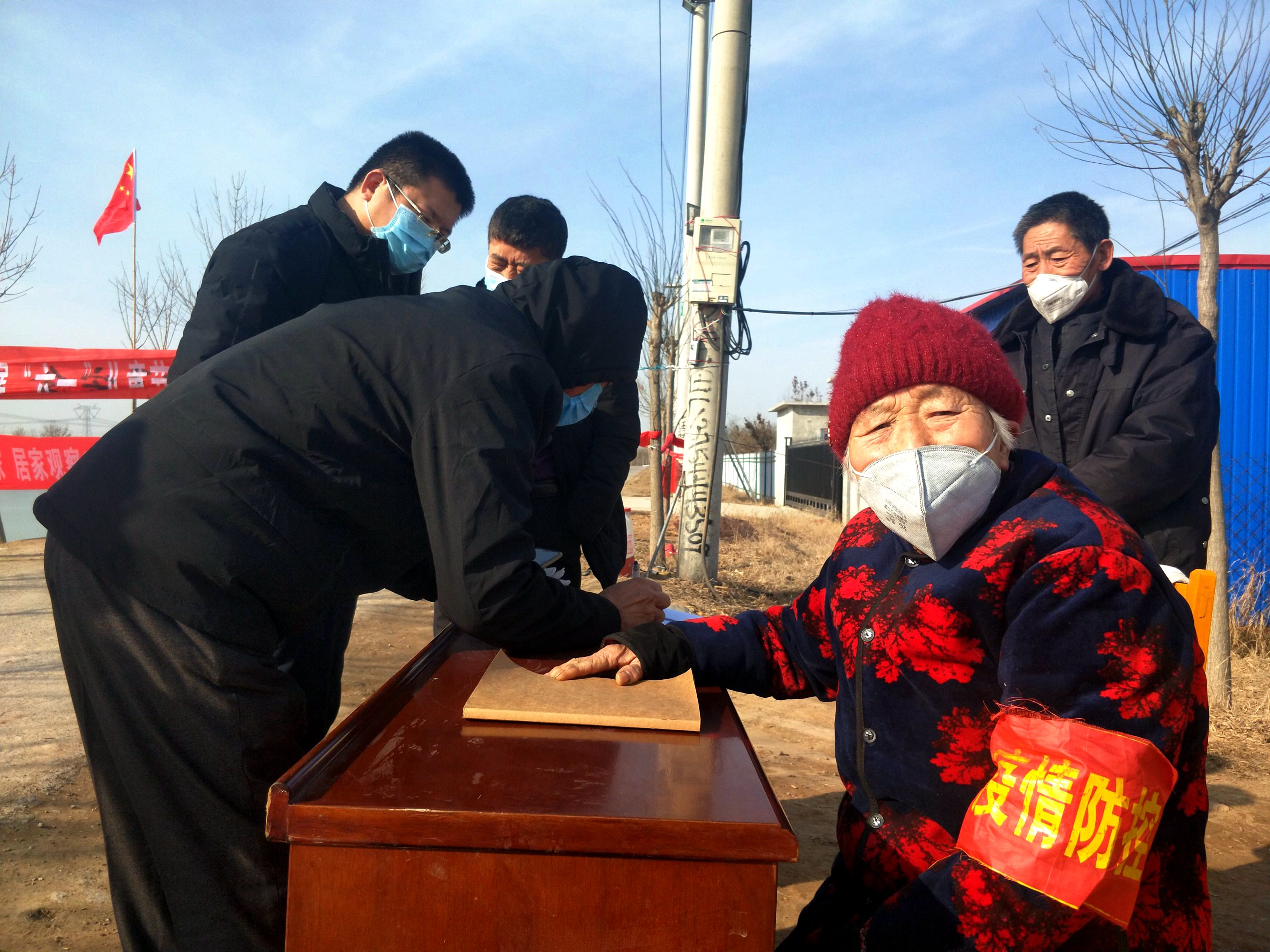 镇街防控|无棣县水湾镇赵屯村78岁女党员为值守人员熬米粥