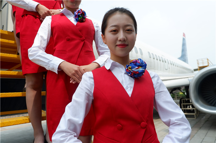 在波音737上当机长做空姐滨州学院学生登机模拟过足瘾