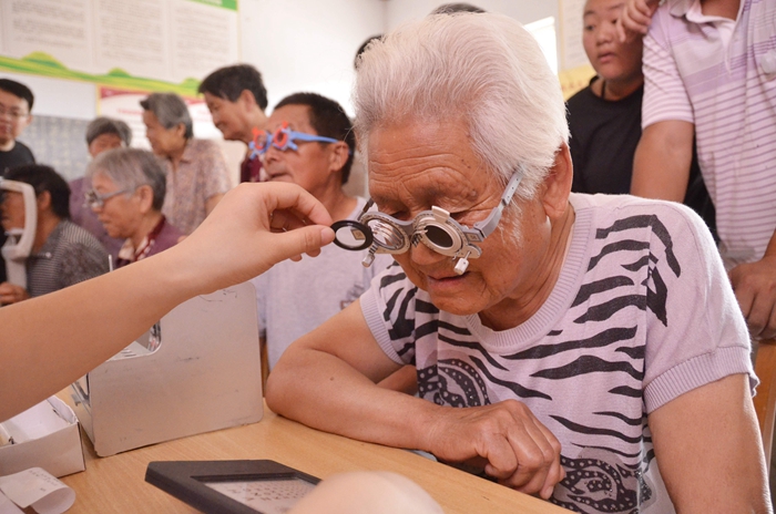 "为解决偏远乡村老年人检测视力不方便的难题,让老年人们在家门口享受