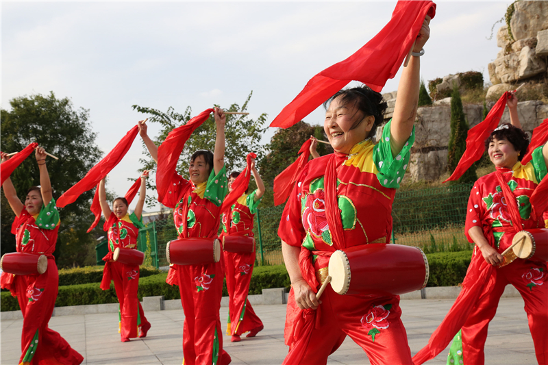 10月11日,在博兴县博昌街道新城社区,居民们跳起腰鼓舞,喜迎党的十九