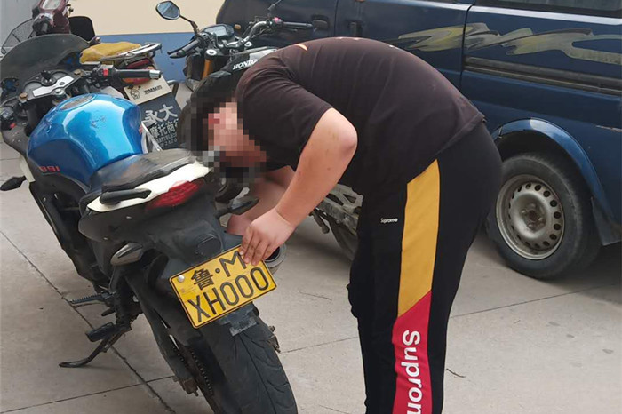 博兴交警依法查处两起套牌摩托车